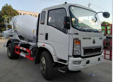 SINOTRUK 4X2 4m³ MIXER TRUCK