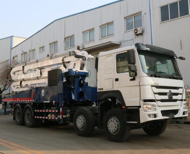 SINOTRUK HOWO 8X4 CONCRETE PUMP TRUCK