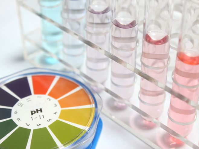 Por qué la consistencia de lote a lote importa más que el precio al seleccionar intermedios orgánicos para procesos catalíticos