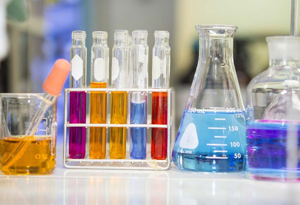 ¿Qué son los intermedios orgánicos y por qué los fabricantes farmacéuticos y agroquímicos dependen de ellos en 2026?