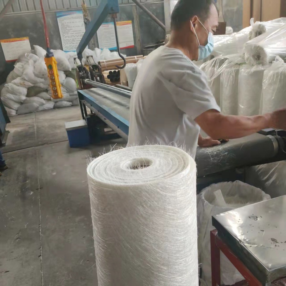 Manta de hilos cortados de fibra de vidrio E Suministro a granel de manta de hilos cortados para energía eólica | Manta de hilos cortados de alta resistencia mecánica para el refuerzo de palas de turbinas