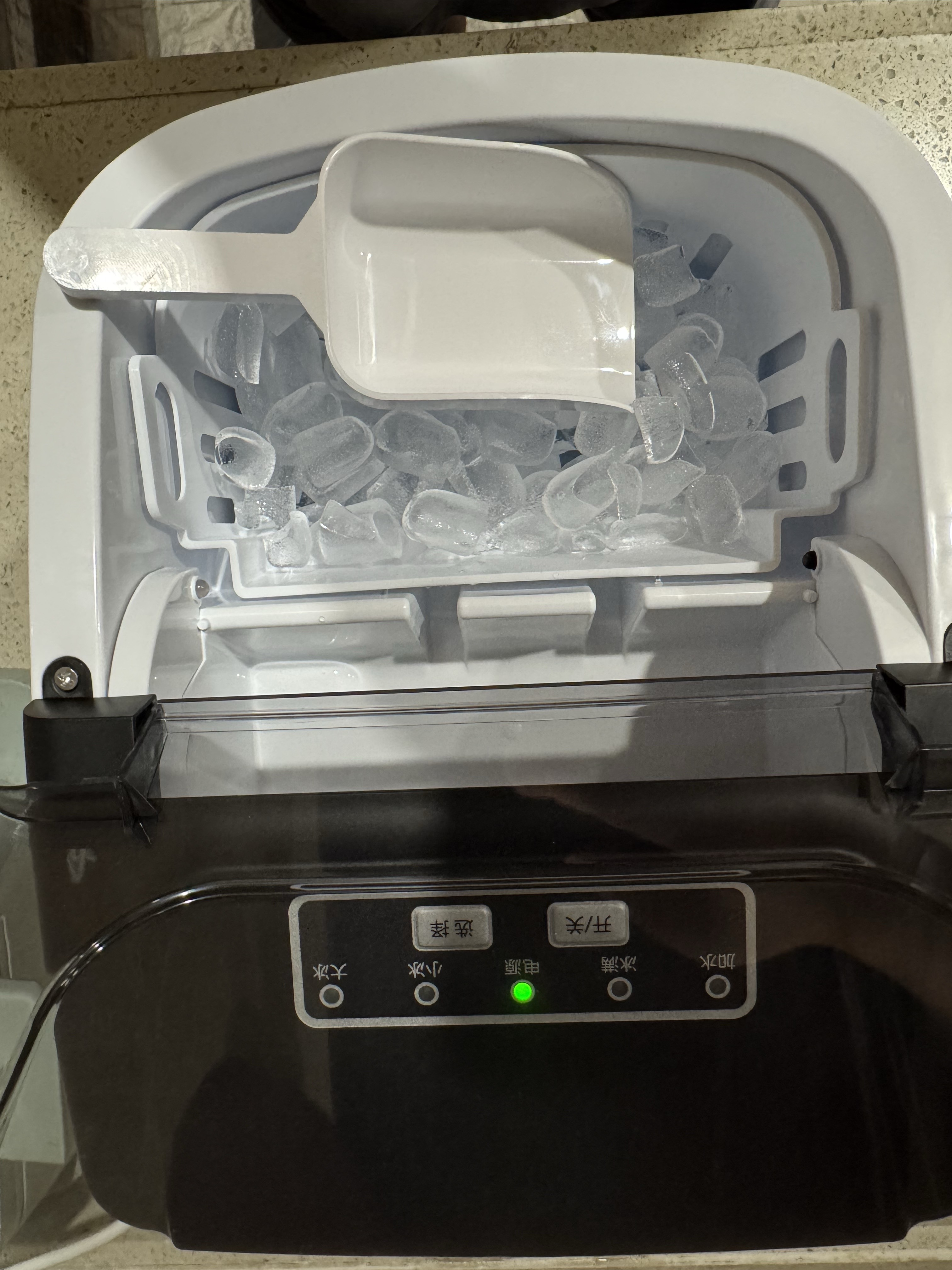 Esta máquina de hielo portátil, de gran capacidad y totalmente automática, con forma de cubo, es un producto superventas. Cuenta con asa, función de autolimpieza y cesta para hielo. Puede fabricar 8 cubitos de hielo en 5 minutos, lo que la convierte en una opción ideal para hogares, cocinas y fiestas.