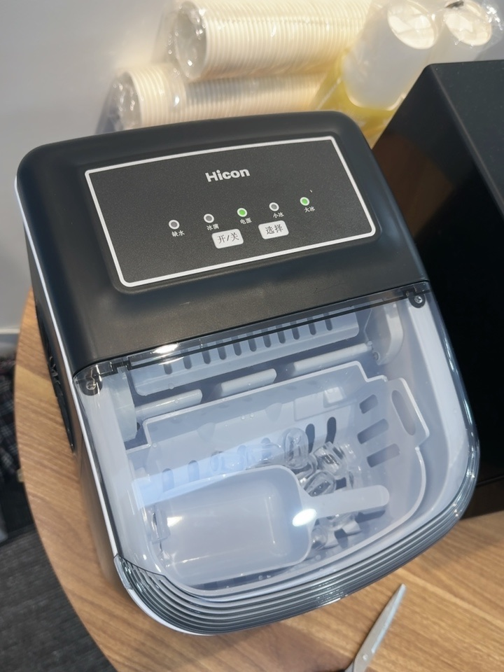 Esta máquina de hielo portátil, de gran capacidad y totalmente automática, con forma de cubo, es un producto superventas. Cuenta con asa, función de autolimpieza y cesta para hielo. Puede fabricar 8 cubitos de hielo en 5 minutos, lo que la convierte en una opción ideal para hogares, cocinas y fiestas.