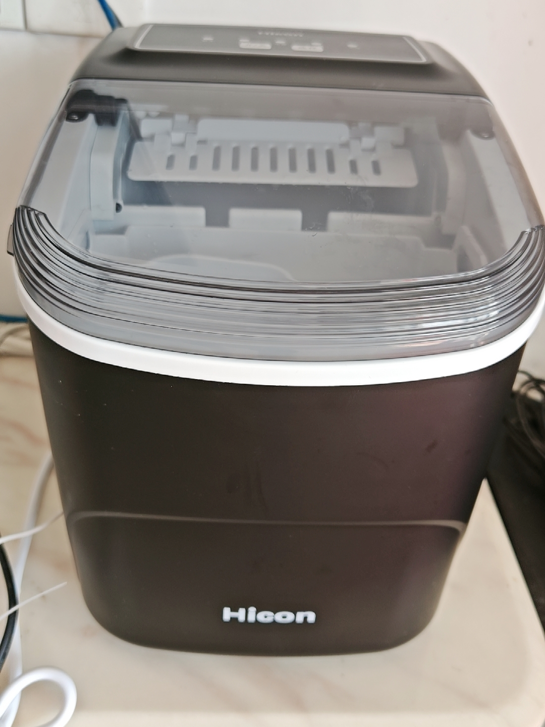Esta máquina de hielo portátil, de gran capacidad y totalmente automática, con forma de cubo, es un producto superventas. Cuenta con asa, función de autolimpieza y cesta para hielo. Puede fabricar 8 cubitos de hielo en 5 minutos, lo que la convierte en una opción ideal para hogares, cocinas y fiestas.