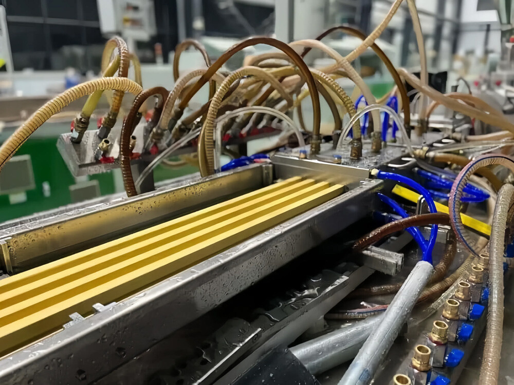 Ligne de production de panneaux muraux en PVC/WPC