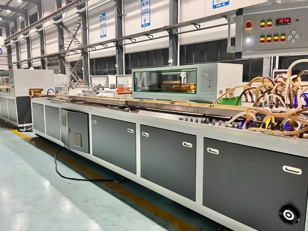 Ligne de production de panneaux muraux en PVC/WPC