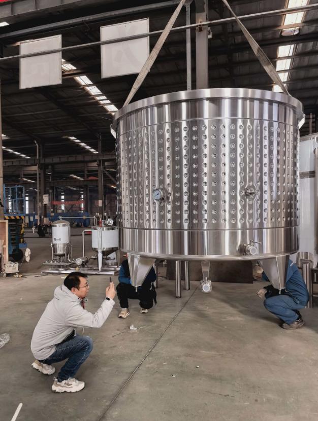 Клиент из Мексики приехал осмотреть резервуары для текилы на нашем заводе