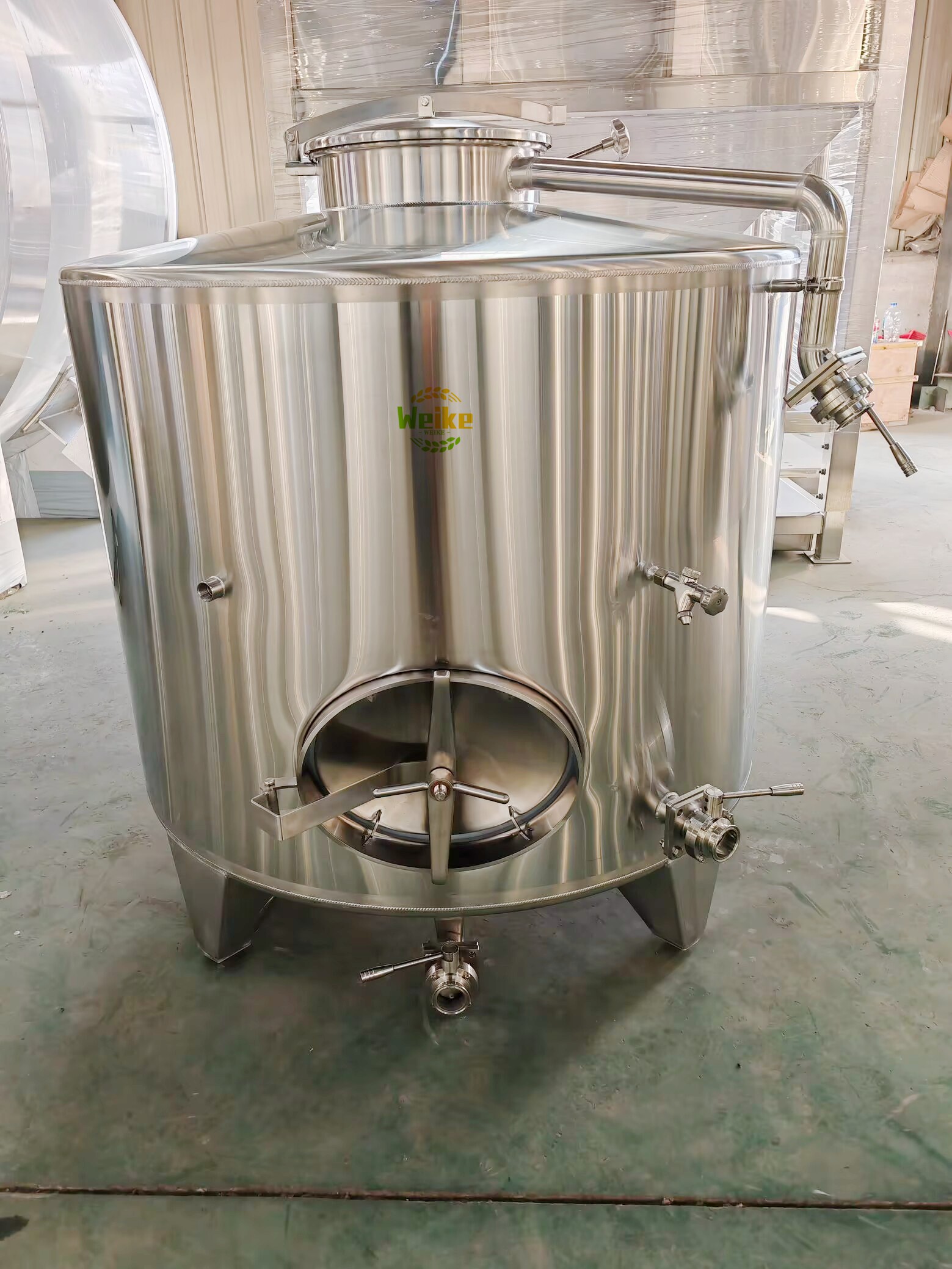 Резервуары для хранения алкоголя для использования в винокурнях и винодельнях