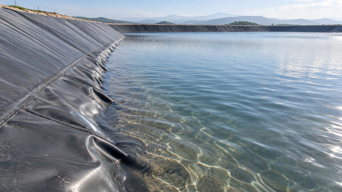 What causes liner wrinkles in geomembrane ponds after filling? ¿Qué causa las arrugas en el revestimiento de los estanques de geomembrana después del llenado?