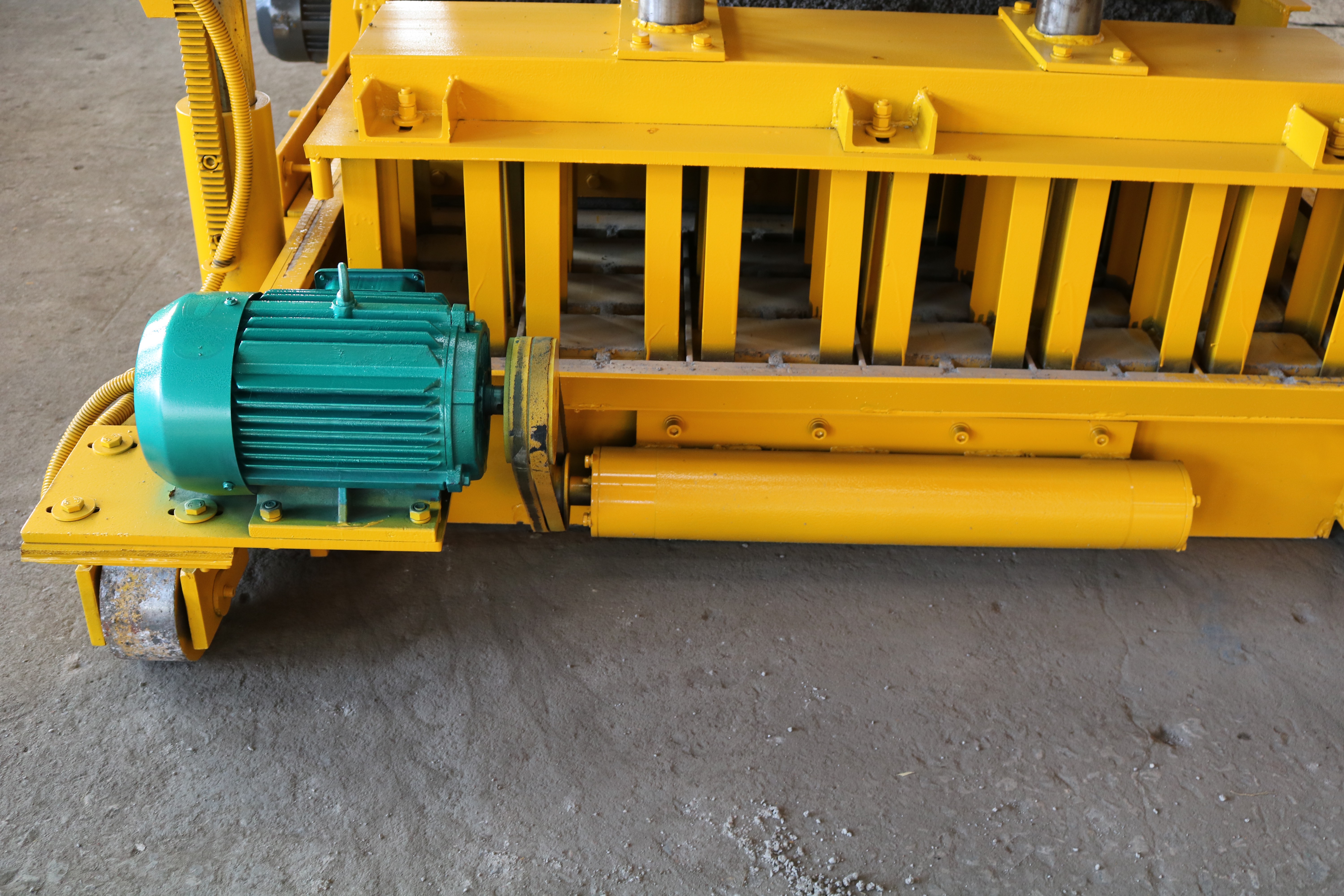 QMJ-6A Vibrating Mobile Block Machine
