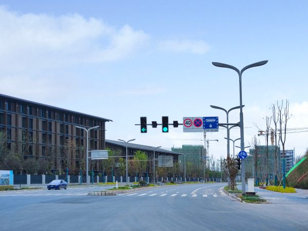 Ofreciendo iluminación adaptativa que mejora la visibilidad y el confort, apoyando operaciones urbanas más inteligentes.