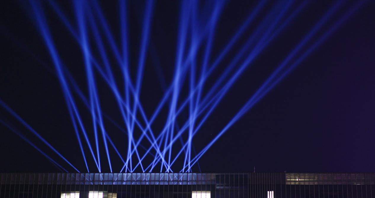 Para qué se utiliza un proyector de haz LED en iluminación arquitectónica y exterior?